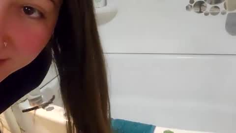 Snapshot of walnut4u chatting on January 13, 2025, 5:23 am Walnut4u online show from January 13, 2025, 5:23 am