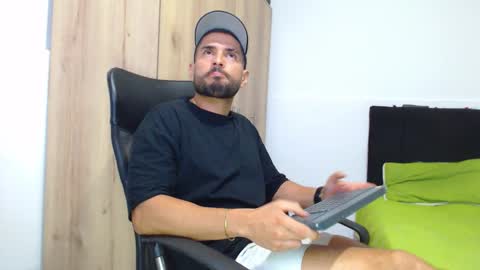 Snapshot of walter_brownn01 chatting on November 28, 2025, 7:38 pm WALTER BROWN online show from November 28, 2025, 7:38 pm