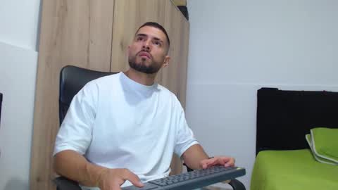 Snapshot of walter_brownn01 chatting on November 30, 2025, 5:06 pm WALTER BROWN online show from November 30, 2025, 5:06 pm