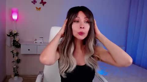 Wendi Foster online show from November 6, 2025, 7:04 pm