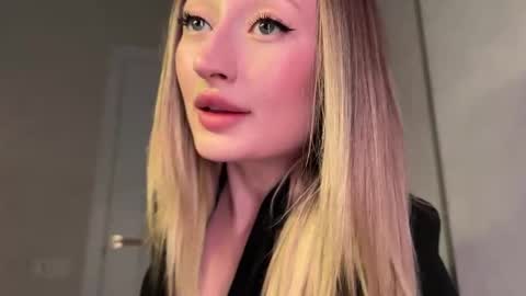 Daisy    online show from September 13, 2025, 5:13 pm