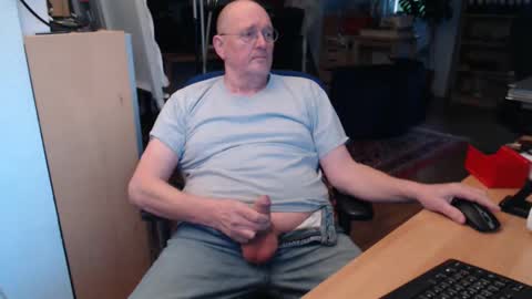 WeTwo online show from January 28, 2025, 3:57 pm