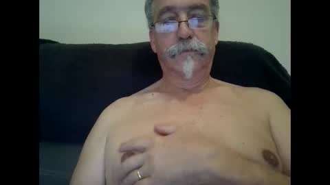 Snapshot of whatever8 chatting on December 19, 2025, 4:14 pm whatever8 online show from December 19, 2025, 4:14 pm