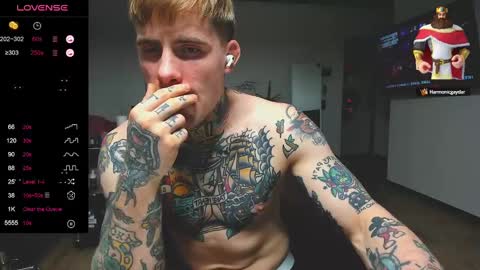 Snapshot of white_king999 chatting on December 22, 2024, 3:33 pm Max online show from December 22, 2024, 3:33 pm