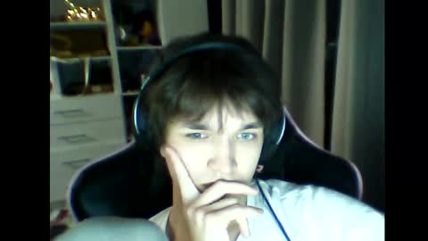 Snapshot of whitekingg chatting on December 16, 2025, 6:24 pm whitekingg online show from December 16, 2025, 6:24 pm