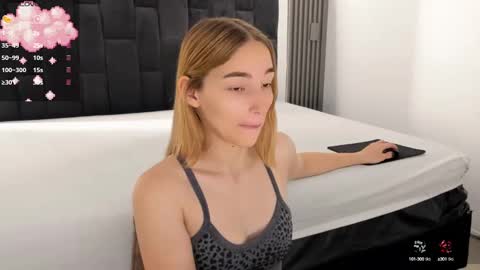 Snapshot of whitesun_01 chatting on September 29, 2025, 12:43 pm WhiteSun online show from September 29, 2025, 12:43 pm