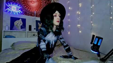 Snapshot of whoalexxa chatting on December 22, 2025, 11:07 am Alexa online show from December 22, 2025, 11:07 am