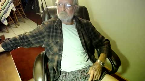 Snapshot of whofcares2 chatting on November 15, 2025, 1:36 am whofcares2 online show from November 15, 2025, 1:36 am