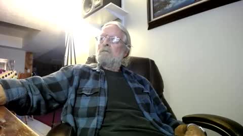 Snapshot of whofcares2 chatting on November 18, 2025, 7:40 pm whofcares2 online show from November 18, 2025, 7:40 pm