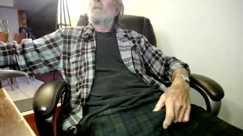 Snapshot of whofcares2 chatting on December 18, 2025, 6:58 pm whofcares2 online show from December 18, 2025, 6:58 pm