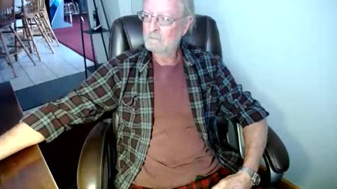 Snapshot of whofcares2 chatting on February 17, 2026, 6:47 pm whofcares2 online show from February 17, 2026, 6:47 pm