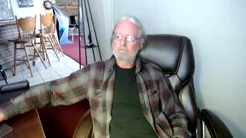 Snapshot of whofcares2 chatting on March 1, 2026, 4:53 pm whofcares2 online show from March 1, 2026, 4:53 pm