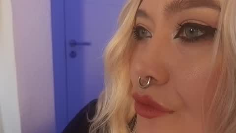 Snapshot of wickedxqueen chatting on October 17, 2025, 5:21 am Laura  online show from October 17, 2025, 5:21 am