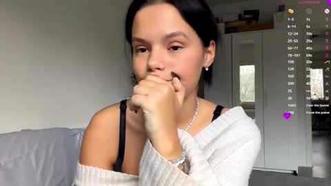 Mia online show from December 5, 2025, 8:01 am