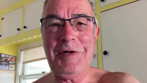 Snapshot of willirob chatting on May 11, 2026, 4:04 pm William online show from May 11, 2026, 4:04 pm