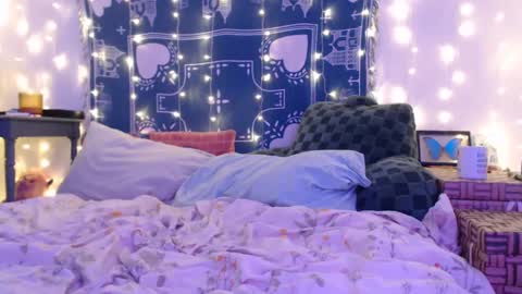 Eevie online show from December 5, 2024, 5:59 am