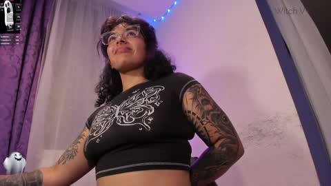 Snapshot of witchofhearts chatting on January 3, 2025, 5:39 am Luna Violeta A r t i s t online show from January 3, 2025, 5:39 am