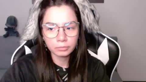 Snapshot of wolfs_daughter chatting on November 27, 2025, 3:30 am Alex online show from November 27, 2025, 3:30 am