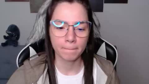 Snapshot of wolfs_daughter chatting on December 1, 2025, 2:05 am Alex online show from December 1, 2025, 2:05 am