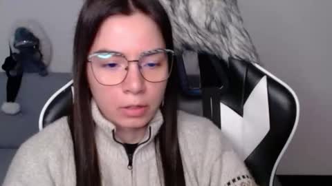 Snapshot of wolfs_daughter chatting on December 14, 2025, 2:28 am Alex online show from December 14, 2025, 2:28 am