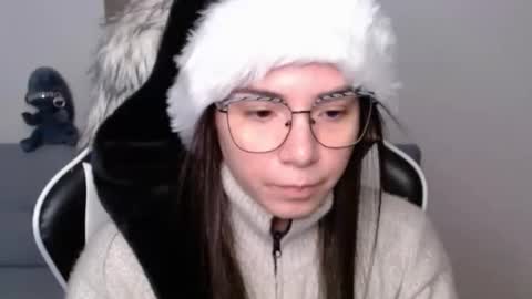 Snapshot of wolfs_daughter chatting on December 15, 2025, 2:05 am Alex online show from December 15, 2025, 2:05 am