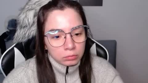 Snapshot of wolfs_daughter chatting on December 17, 2025, 2:28 am Alex online show from December 17, 2025, 2:28 am