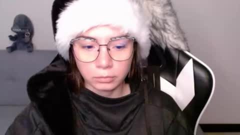 Snapshot of wolfs_daughter chatting on December 18, 2025, 2:06 am Alex online show from December 18, 2025, 2:06 am