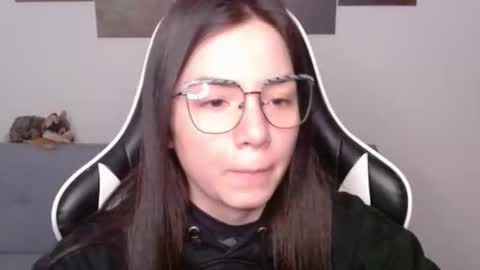 Snapshot of wolfs_daughter chatting on May 22, 2026, 1:24 am Alex online show from May 22, 2026, 1:24 am