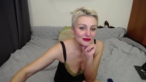 Snapshot of women_pleasures chatting on April 5, 2026, 8:28 pm women_pleasures online show from April 5, 2026, 8:28 pm