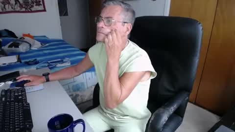 Snapshot of worldlarge chatting on December 29, 2024, 2:21 pm Large one online show from December 29, 2024, 2:21 pm