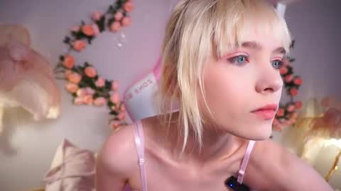 Snapshot of wow_angel chatting on May 22, 2026, 5:36 am wow_angel online show from May 22, 2026, 5:36 am