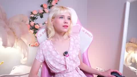 Snapshot of wow_angel chatting on July 1, 2026, 5:42 am wow_angel online show from July 1, 2026, 5:42 am