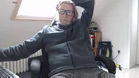 WyattEarp64 online show from November 18, 2025, 12:42 pm