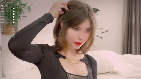 Snapshot of xiawa_xo chatting on November 3, 2025, 4:58 am Xiawa short hair and Zira blondie online show from November 3, 2025, 4:58 am