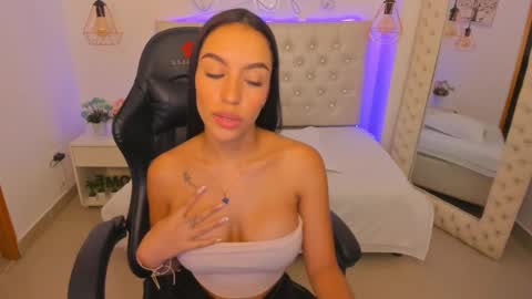 xiomara_cortes online show from February 3, 2025, 7:10 pm