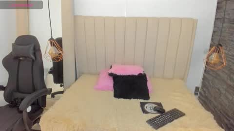 xiomara_cortes online show from October 8, 2025, 12:58 pm