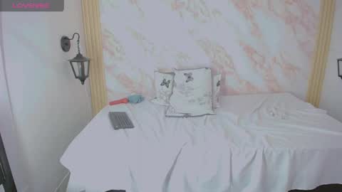 Snapshot of xiomy_fox chatting on April 22, 2026, 4:08 pm XiomyFox online show from April 22, 2026, 4:08 pm