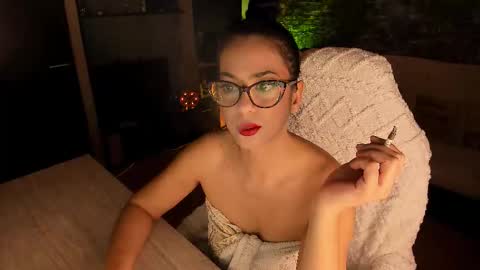 Lara online show from November 9, 2025, 8:51 pm