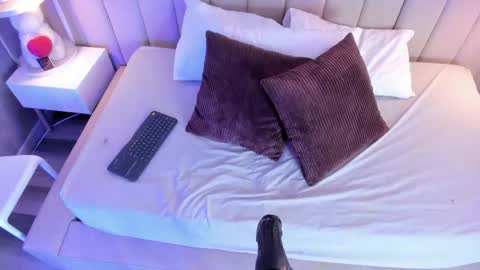 Xolara  online show from April 12, 2026, 11:48 am