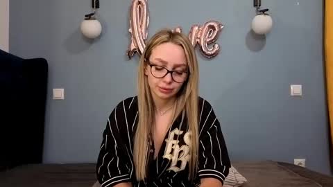 Snapshot of xsexycouples chatting on March 2, 2025, 9:32 pm AnnaMaee online show from March 2, 2025, 9:32 pm