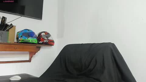 Snapshot of xtipp3r chatting on December 1, 2025, 12:10 pm Stipp3r online show from December 1, 2025, 12:10 pm