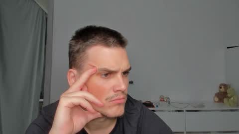 Snapshot of xx_raul_xx_ chatting on December 4, 2025, 9:07 am raul online show from December 4, 2025, 9:07 am