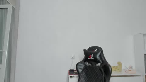 Snapshot of xx_raul_xx_ chatting on December 17, 2025, 12:00 pm raul online show from December 17, 2025, 12:00 pm