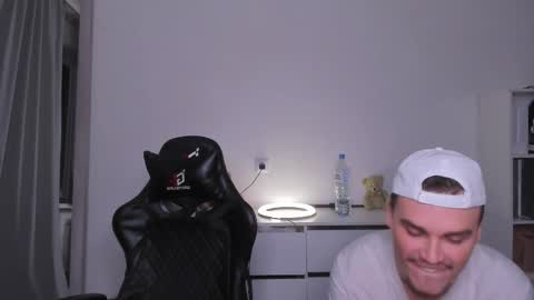 Snapshot of xx_raul_xx_ chatting on December 18, 2025, 9:21 pm raul online show from December 18, 2025, 9:21 pm