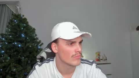 Snapshot of xx_raul_xx_ chatting on January 9, 2026, 10:44 pm raul online show from January 9, 2026, 10:44 pm