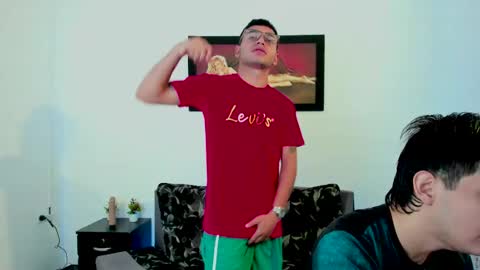 Snapshot of xxhoty0ung_boysxx chatting on February 14, 2025, 2:33 pm David and Mike online show from February 14, 2025, 2:33 pm