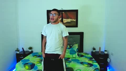 Snapshot of xxhoty0ung_boysxx chatting on February 27, 2025, 9:36 pm David and Mike online show from February 27, 2025, 9:36 pm