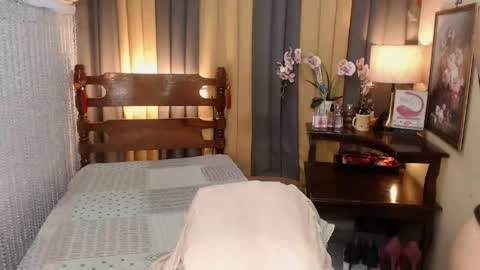 Snapshot of xxxmiss_cathyxxx chatting on May 11, 2026, 6:52 am QUEENCY online show from May 11, 2026, 6:52 am