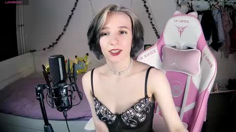 Snapshot of yellow_songbird chatting on February 28, 2025, 5:37 pm Liya online show from February 28, 2025, 5:37 pm