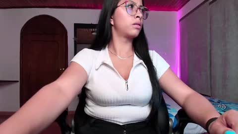 yesie_hot2 online show from February 24, 2025, 12:30 am